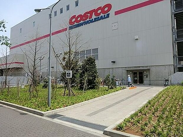 コストコホールセール 川崎倉庫店　1600m　アメリカで生まれた人気の大型会員制倉庫型店。ウィンドウショッピングだけでも愉しめるお店です。 