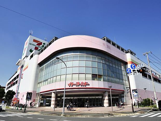 イトーヨーカドー横浜別所店　200m　駐車場1000台完備。赤ちゃん本舗やQBハウス、元町YOSHIDAなど専門店も入っています。 