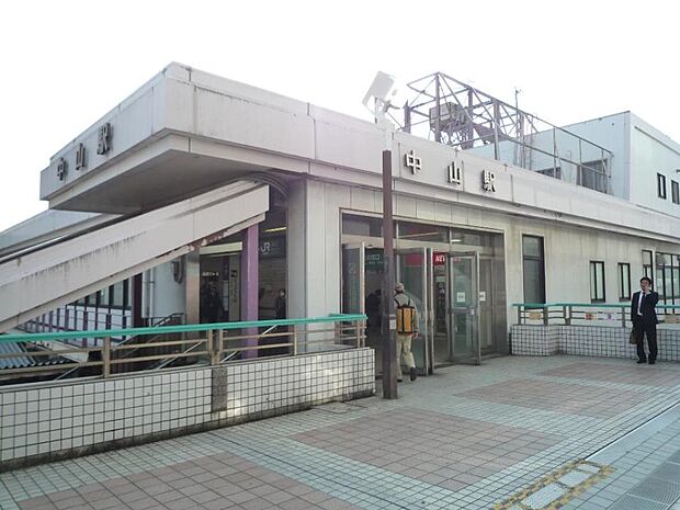 JR横浜線・横浜市営地下鉄グリーンライン「中山」駅　1280m　ターミナル「横浜」駅へはJR横浜線快速利用で約20分、「新横浜」駅へは約8分。 