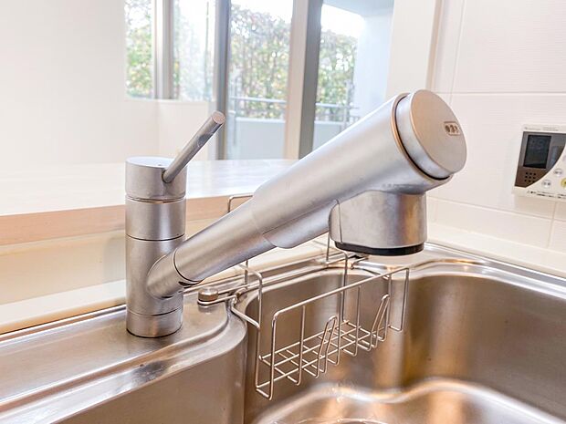 【浄水器一体型水栓】　シャワーヘッド内に内蔵されたカートリッジはカルキ・溶解性鉛・農薬などの不純物を低減します。   