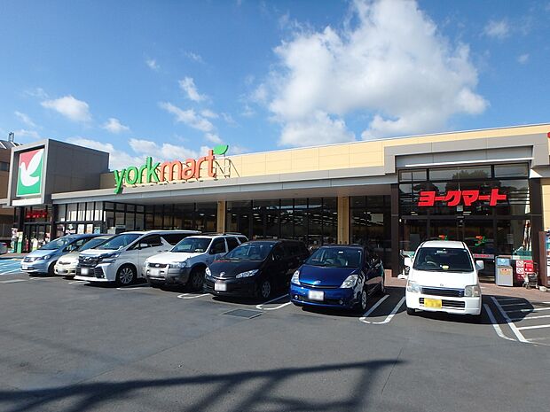ヨークマート六浦店　500m　首都圏を中心に展開するセブンアンドアイグループが展開する食品スーパー。 