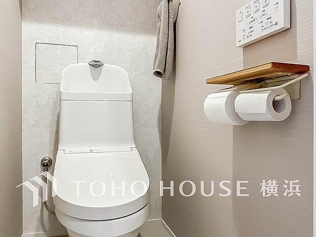 トイレはシンプルにホワイトで統一。多機能型の温水洗浄付きトイレを標準設置しています。