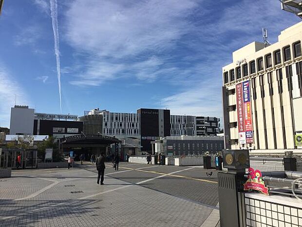 戸塚駅　1520m　ＪＲ東海道線・横須賀線・湘南新宿ライン・ブルーラインの4路線乗り入れ。品川へ乗り換え無し約27分。 