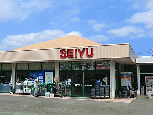 西友鷹取店　1800m　8：00-23：00、365日営業の心強いスーパー。プライベートブランド商品も豊富で人気です。 