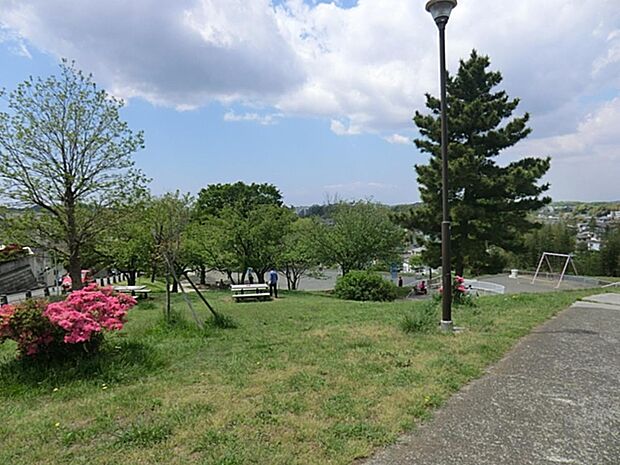鍛冶ヶ谷南公園　410m　お天気が良いと富士山も見えます。遊具も豊富で、子どもたちが大好きな長いローラーすべり台もあります。 