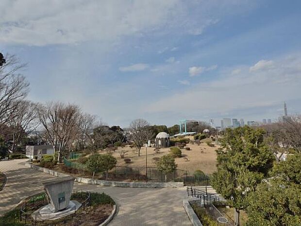 野毛山公園　500m　展望台からは横浜のシンボル『ランドマークタワー』をはじめ、みなとみらい方面を一望できます。 