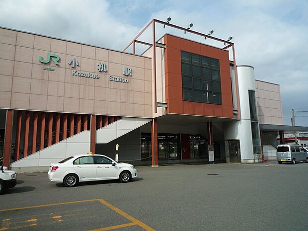 JR横浜線『小机』駅　960m　日産スタジアムの最寄り駅。横浜駅までの所要時間は約16分。「新横浜」駅まではひと駅約3分の乗車です。 