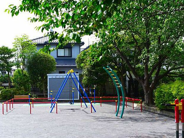 上柏尾第三公園　950m　ゆったりとした広場や滑り台、ブランコや健康遊具もあり、幅広い年齢の方の憩いの場です。 