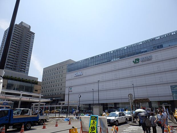 JR京浜東北線『鶴見』駅　1440m　横浜駅までの所要時間は約12分。駅ビルCIAL鶴見はショッピングやグルメが楽しめます。 