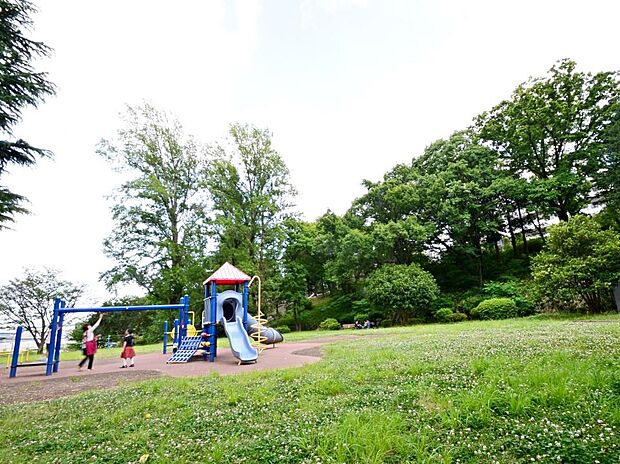 千草台公園　950m　夏季期間中は、25mプールと子供用プールがある千草台公園プールが営業し子どもたちが集まります。 