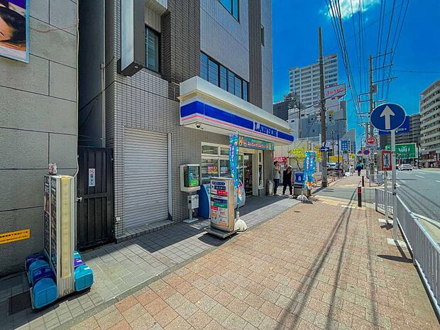 ローソン 横浜日の出町店　300m　24時間営業。近くにあるとちょっとした買い物にも便利ですね。 