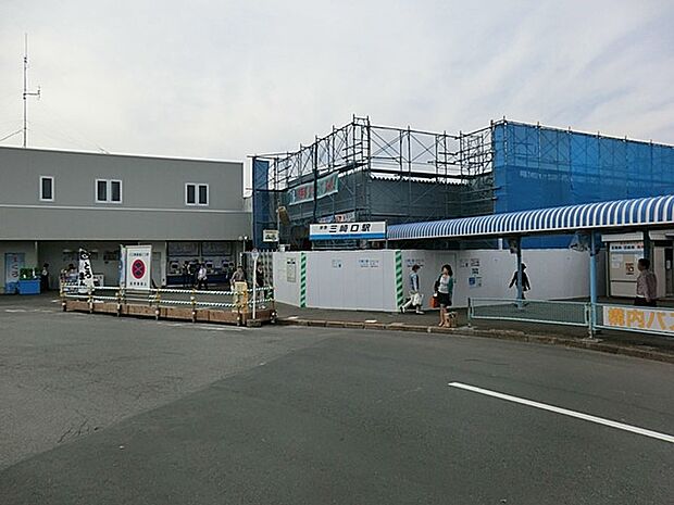 京急久里浜線『三崎口』駅　1520m　京急線の最南端駅。駅前から荒崎・三崎・城ケ島・油壷などの観光地へのバスが出ており観光客で賑わいます。 