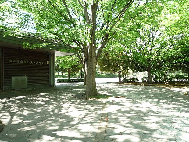 南本宿公園　700m　春には桜がきれいな公園。公園内には芝生広場や果樹園などがあり、自然豊かな樹林の中を散策もできます。 