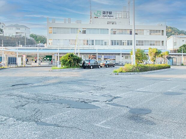 JR横須賀線「逗子」駅　1900m　横須賀線・湘南新宿ラインが利用できます。横須賀線は逗子駅で折り返しおよび始発・終点の電車が多いです。 