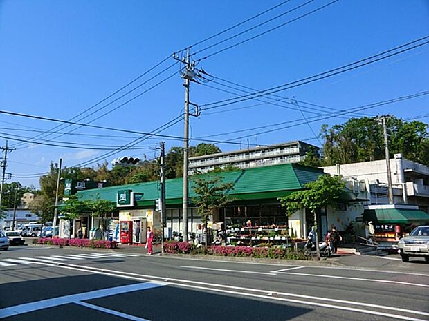 Fuji上中里店　1000m　地域密着型のスーパー。きめ細かな品揃えと鮮度が自慢です。駐車場70台完備。 