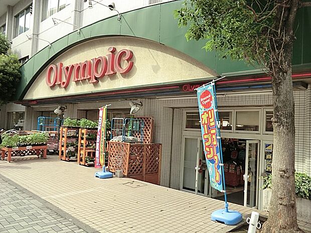 Olympic鶴見店　150m　コンパクトながらも日常生活に必要なものを揃えられる便利なスーパーです。 