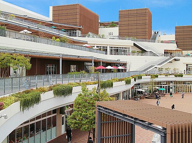 テラスモール湘南　1500m　JR辻堂駅北口直結の立地に加え、281店舗が集う湘南地域最大級の大型ショッピングモール。 