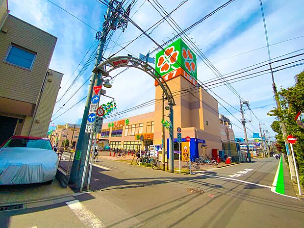 ライフ川崎桜本店　750m　毎日の食卓を彩る食料品が充実したスーパー。毎週水曜日・日曜日はポイント2倍デーとなっています。 