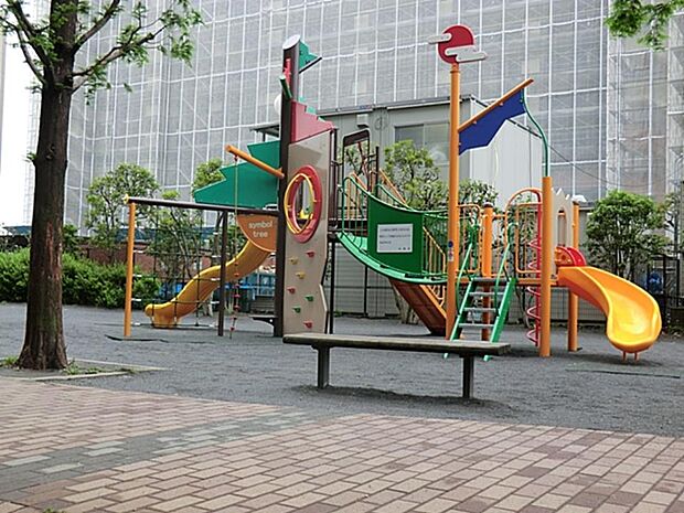 塚越ゆうひ公園　240m　カラフルな複合遊具があり、小さなお子様も喜びそうです。 
