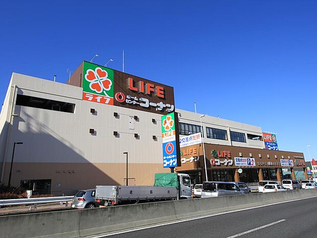 ライフ・コーナン戸塚汲沢店　800m　1F「ライフ」イートインできるカフェも。2Fにホームセンター「コーナン」。駐車場276台完備。 