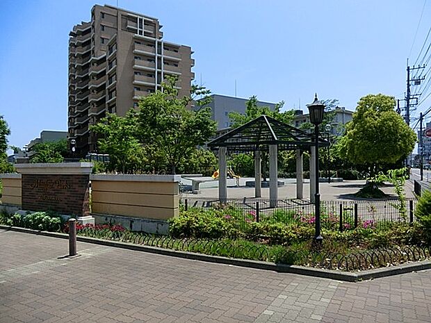 久本鴨居町公園　230m　走り回れる広場と遊具エリアのセクションがある公園。複合遊具をはじめ、スプリング遊具やお砂場など充実。 