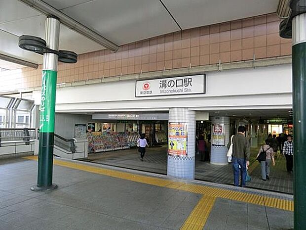 東急田園都市線溝の口駅　1200m　駅前にバスロータリーがあり、たくさんのバスが発着、商店街などもあり賑わいを見せています。   