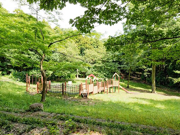 今宿東公園　350m　ふるさと尾根道緑道に隣接した広大な緑地を利用した公園。 
