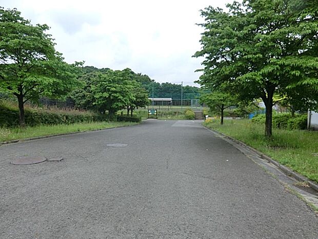上菅田東部公園　1000m　水道局菅田配水池の上部を利用し、野球ができる広いグラウンドが整備されています。 