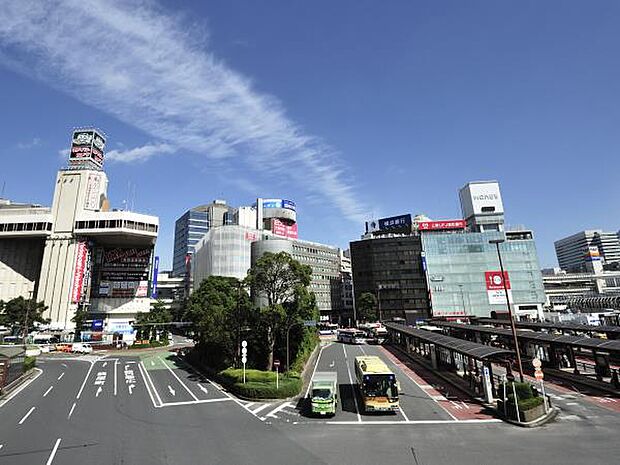 横浜駅　1040m　ビッグターミナル『横浜』駅は、ビジネス・ショッピング・観光においても中心的役割を担う駅。 