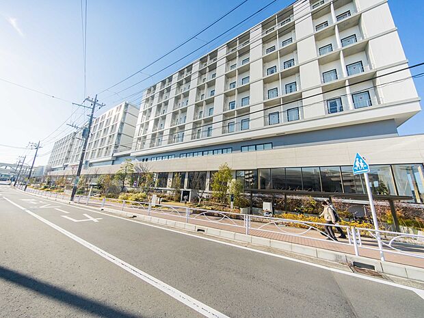 横浜市立市民病院　1600m　地域医療支援病院の承認を受ける他、地域周産期母子医療センター、災害拠点病院などの機能を有する病院。   