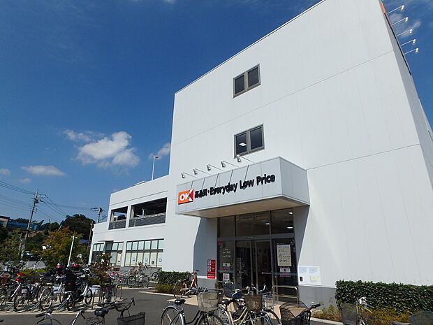 オーケー新吉田店　900m　関東圏を中心にコスパの良い商品を取り扱うと話題のお店。週末にまとめ買いもいいですね。 