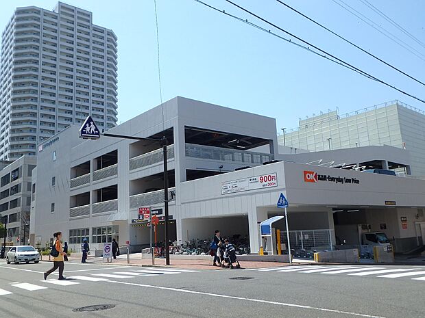 オーケー東戸塚店　850m　駐車場144台完備。コスパの良い商品を取り扱うと話題のお店。週末にまとめ買いもいいですね。 
