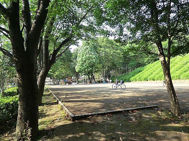 円行公園　1300m　斜面地形を利用した竹林、梅を楽しめる庭園的要素を取り入れた公園。楽しく遊べる遊具もあります。 