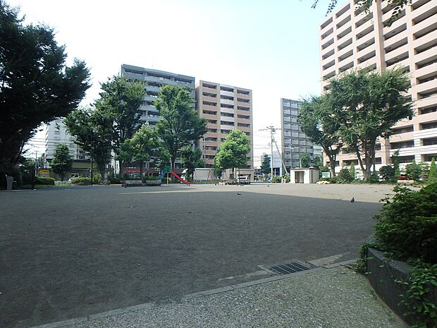新横浜第一公園　160m　木陰もあり、ゆったりとしたひとときを過ごせる公園です。トイレも併設されています。 