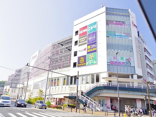 サクラス戸塚　450m　スーパー「sanwa」やインテリア「ニトリ」などが集う、毎日の暮らしに便利なショッピングセンター。 
