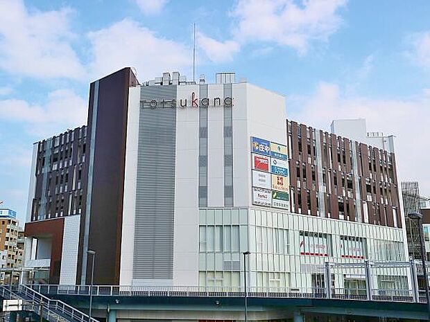 トツカーナモール　600m　100以上のさまざまなお店が、B1階から5階の6フロアに、6つのカテゴリー分けて展開しております。 