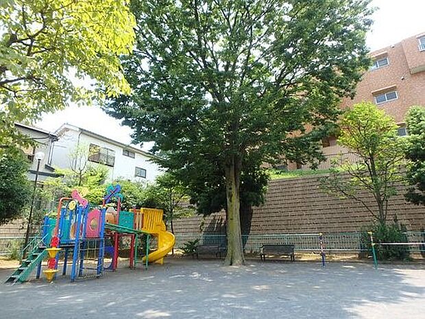 白幡南町公園　15m　浦島丘小学校の裏手の住宅街にある公園。お子様が楽しく遊べるカラフルな遊具があります。 