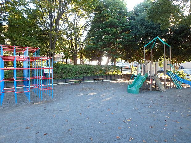 小机町第三公園　300m　子どもが走り回れる広さの公園です。公園の設備には水飲み・手洗い場があります。 