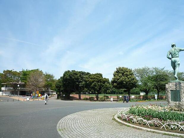 三ツ沢公園　180m　横浜唯一の馬術練習場のほかスポーツ施設が充実しています。ニッパツ三ツ沢球技場を有し、Jリーグの試合で賑わいます。 