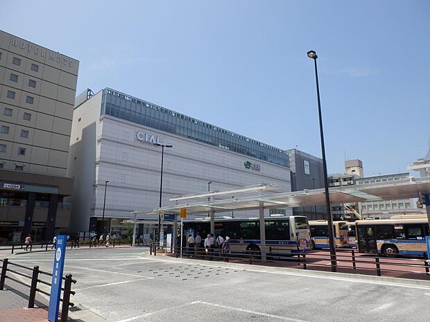 ＪＲ京浜東北線「鶴見」駅　1200m　横浜駅までの所要時間は約12分。朝夕のラッシュ時は当駅始発の東京方面行きの電車も。 