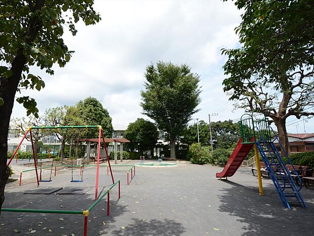 東寺尾別所公園　550m　住宅地の中にある公園。お子様が楽しめる遊具や木陰でひと休みできるベンチなどが整備されています。 