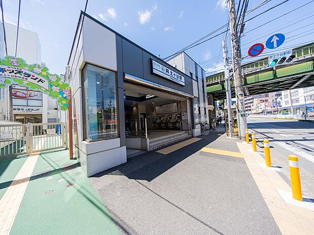 京急線「井土ヶ谷」駅　640m　急行停車駅。「横浜」駅までは乗車7分（急行利用）で到着。駅前にはスーパーなどがあります。   