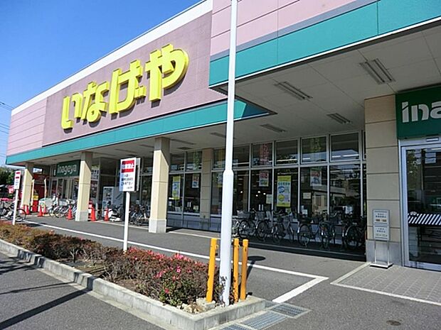 いなげや川崎南加瀬店　950m　店内は広くお買物しやすく、焼き立てのパンも購入できます。駐車場は77台分あります。   