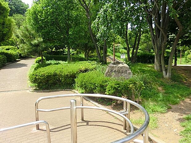今井の丘公園　1400m　周囲を緑に囲まれた公園。広い広場もあります。お散歩で心も体もリフレッシュ。 