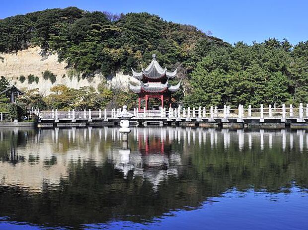 三渓園　650m　梅や桜、ツツジ、紅葉などの名所として知られ、横浜でも有数の日本文化が体験できる観光スポットです。敷地内には歴史的建造物17棟が自然の中にたくみに配置されています。 