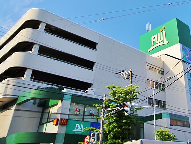 Fuji横浜南店　500m　惣菜をはじめ、生鮮食品などの食料品、生活必需品などが揃います。お宅配サービスもございます。 