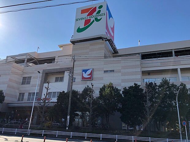 イトーヨーカドー川崎店　900m　全国展開する大型スーパー。駐車場1300台以上完備。8が付く日はハッピーデー！お得にお買物できます。 