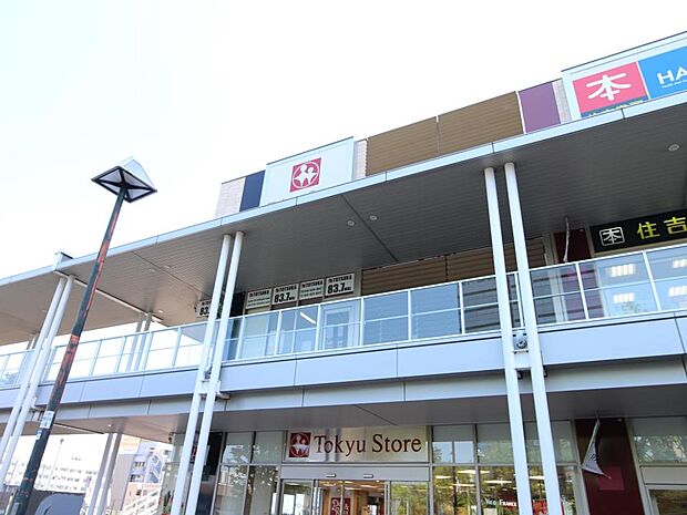 モレラ東戸塚　1200m　駅と西口ロータリーの間にあるショッピングモール。1階の東急ストアは会社帰りのお買い物に便利。 