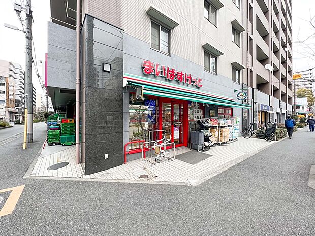 まいばすけっと永楽町東橋店　850m　安くて便利な小さなイオン。ちょっと買い物したいときにすぐ行ける小型スーパー。 