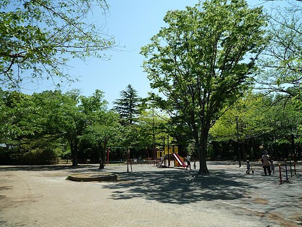 綱島公園　1000m　プールやこどもログハウスのある緑豊かな公園です。広場全体が木々に囲まれ街の喧騒を感じない静かです。   